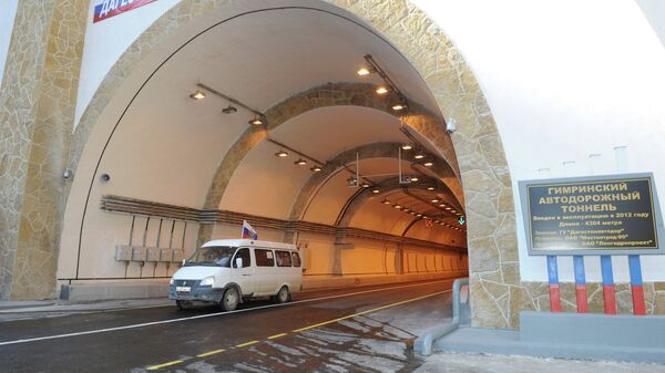 Автомобиль выезжает из самого длинного в России - Гимринского тоннеля. Архивное фото