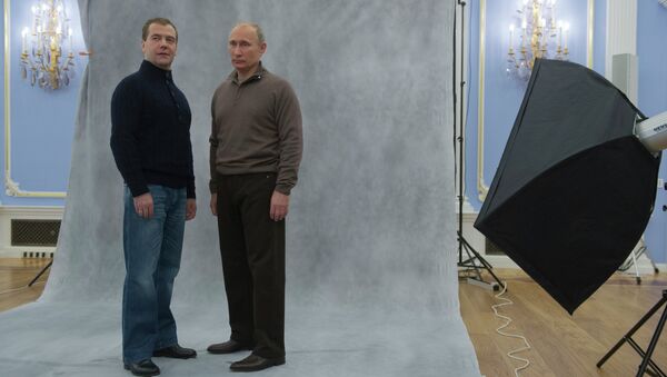 Дмитрий Медведев и Владимир Путин во время фотосессии