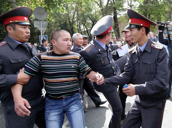 Задержание участников митинга в Бишкеке