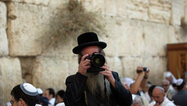 Ультра-ортодоксальный еврей во время праздника Суккот в Старом городе Иерусалима