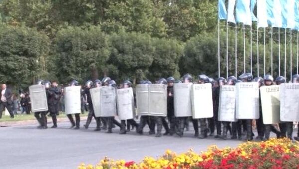 Спецназовцы с щитами шли строем на разгон демонстрантов в Бишкеке