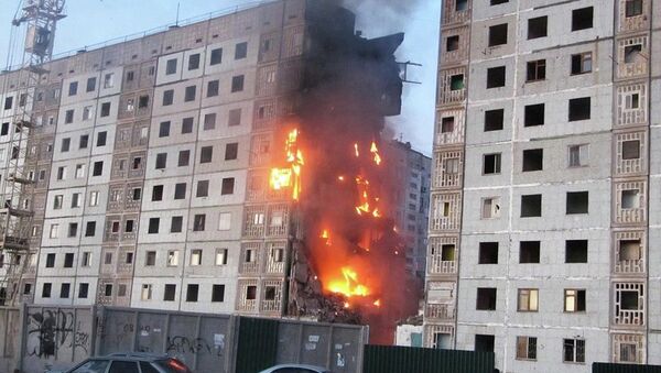 Сильный пожар произошел в 9-этажке, обрушившейся в феврале 2012 года в Астрахани