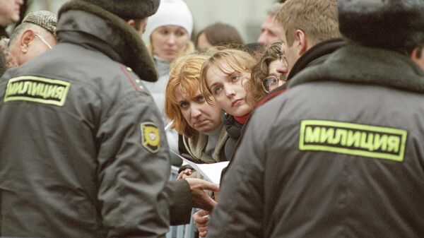 Милицейское оцепление сдерживает родных и близких заложников возле Театрального центра на Дубровке. Архив