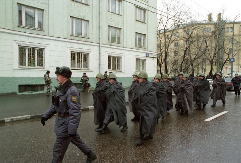 Сотрудники правоохранительных органов на Дубровке около Театрального центра