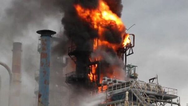 Пламя вырывалось из трубы саратовского завода по переработке нефти