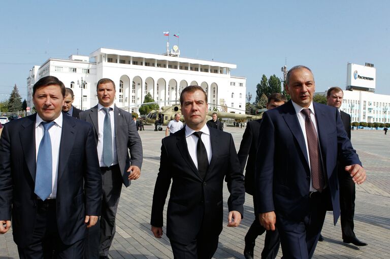 Александр Хлопонин, Дмитрий Медведев и Магомедсалам Магомедов во время рабочей встречи в Дагестане Александр Хлопонин, Дмитрий Медведев и Магомедсалам Магомедов во время рабочей встречи в Дагестане