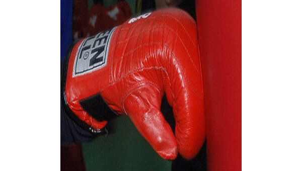 Боксерская перчатка, архивное фото