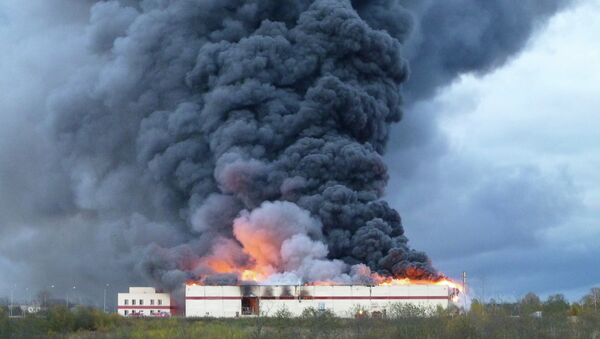 Крупный пожар на заводе в Новгородской области