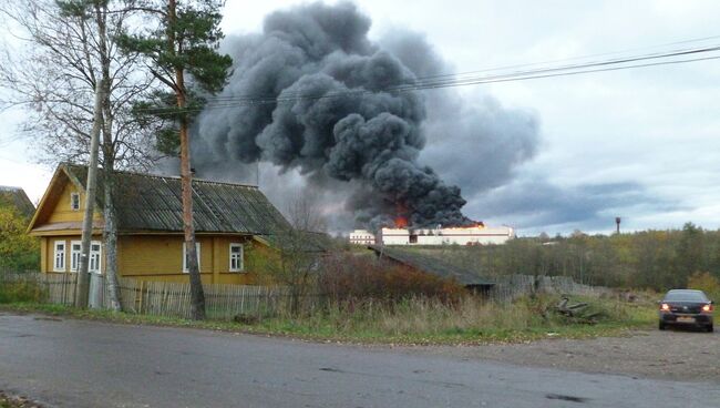 Крупный пожар на заводе в Новгородской области