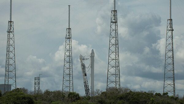 Ракета Falcon 9 с кораблем Dragon на старте. Архив