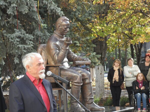 В Белгороде установили памятник Шолохову
