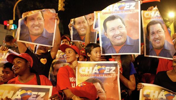 Сторонники Уго Чавеса празднуют победу своего кандидата на президентских выборах в Венесуэле
