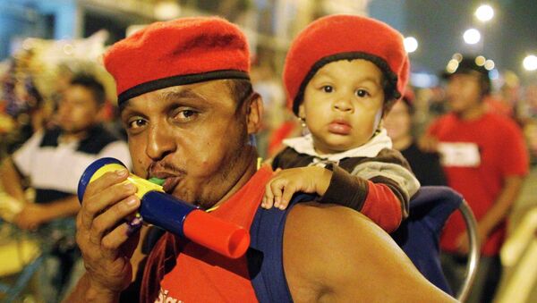 Избиратели приветствуют Уго Чавеса в Каракасе