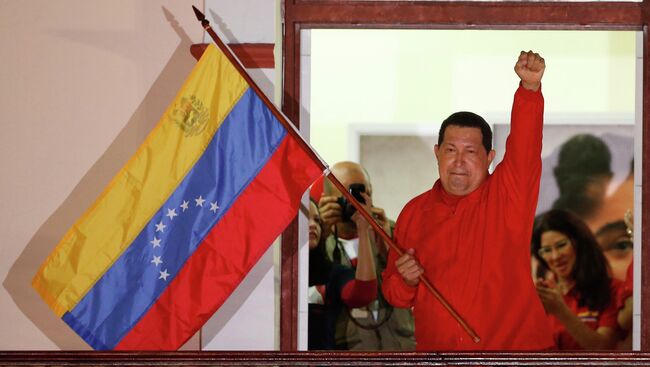 Уго Чавес приветсвует своих избирателей