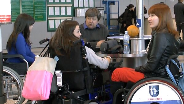 Инвалиды-колясочники застряли в аэропорту из-за снятия их с рейса