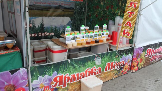 Несколько сотен пчеловодов приехали на ярмарку меда в Коломенском