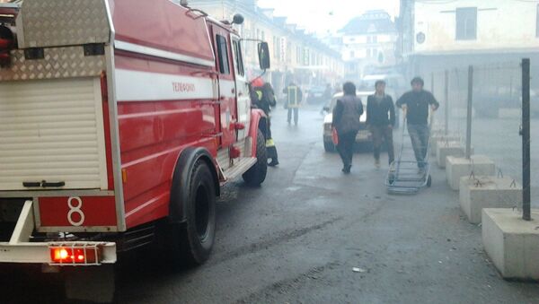 Пожарные машины в Апраксином дворе в центре Петербурга 