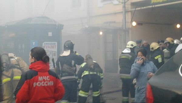 Пожарные в Апраксином дворе в центре Петербурга 