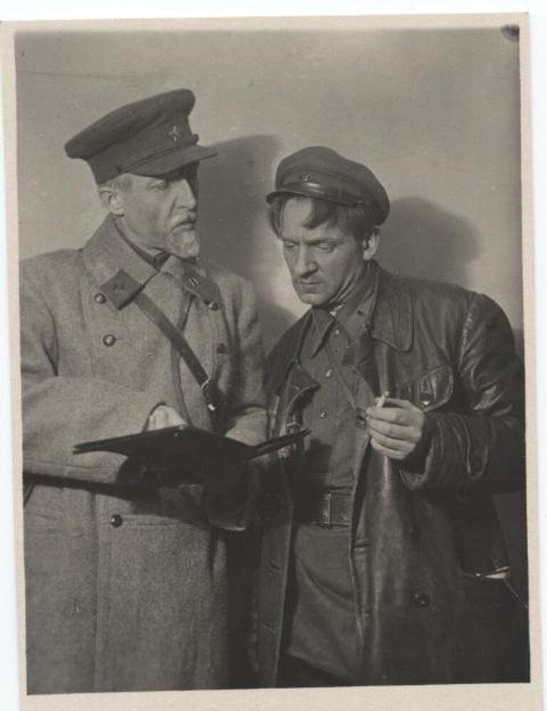 А.Левицкий и М.Павликов в спектакле Русские люди. 1942 год