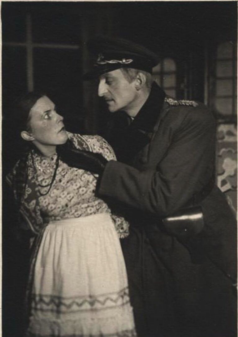 М. Петрова и В. Хавский в спектакле Нашествие. 1942 год