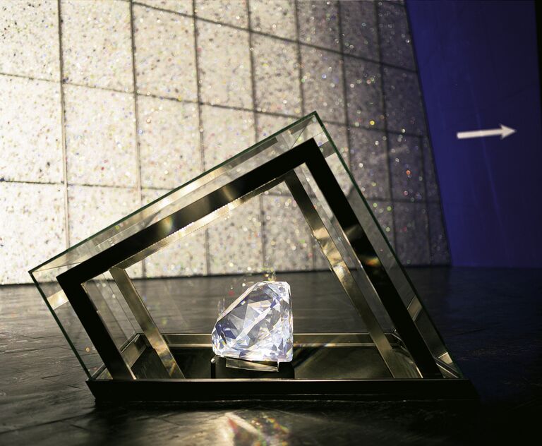 Предметы интерьера в вестибюле музея Swarovski Kristallwelten