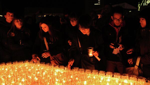 Тысячи свечей в память о мирной демонстрации в Лейпциге