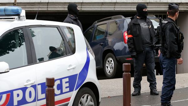 Сотрудники французской полиции в пригороде Парижа, где был обнаружен тайник со взрывчаткой