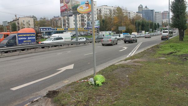 К месту гибели актрисы Марины Голуб москвичи несут цветы