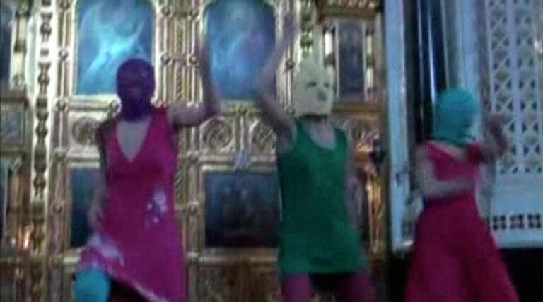 Панк-молебен в Храме Христа Спасителя панк-группы Pussy Riot Панк-молебен в Храме Христа Спасителя панк-группы Pussy Riot