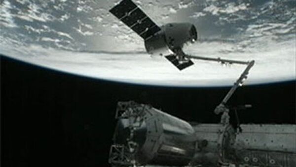 Cтыковка космического корабля Dragon к Международной космической станции. Архивное фото