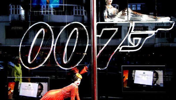 Лондон отмечает 50-летие бондианы: городские витрины в стиле 007