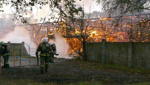 Огонь охватил двухэтажное здание бывшей воинский части в Калининграде 