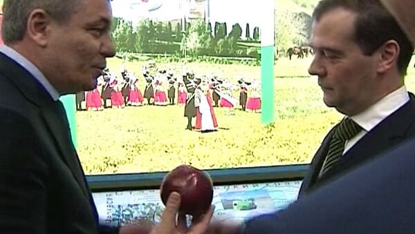 Медведева угостили яблоком весом в полкилограмма на выставке Золотая осень