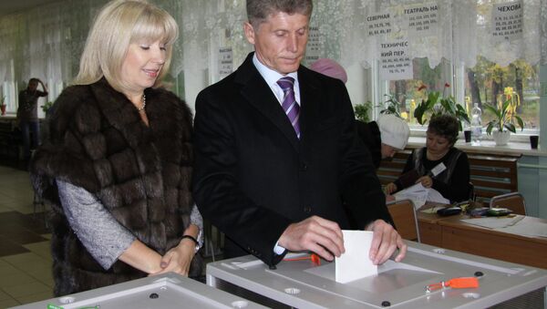Кандидат в губернаторы и действующий глава Амурской области Олег Кожемяко с супругой во время голосования на выборах губернатора Амурской области