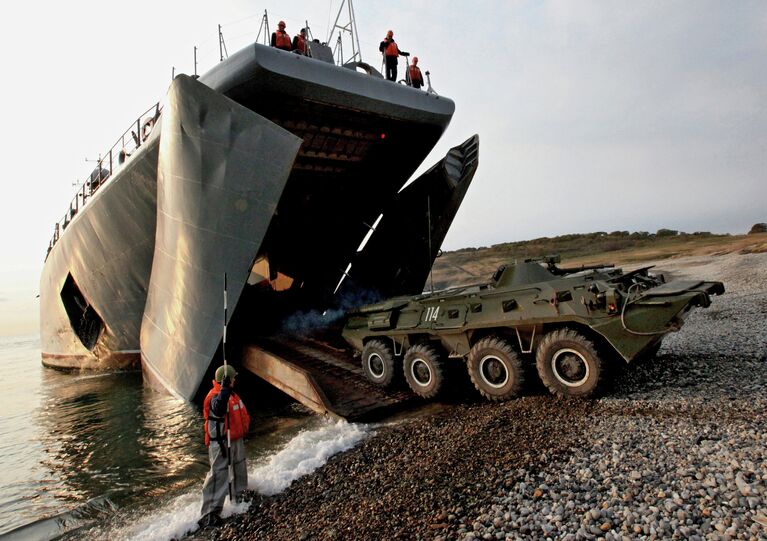 Учение по высадке воздушного и морского десантов в Приморье