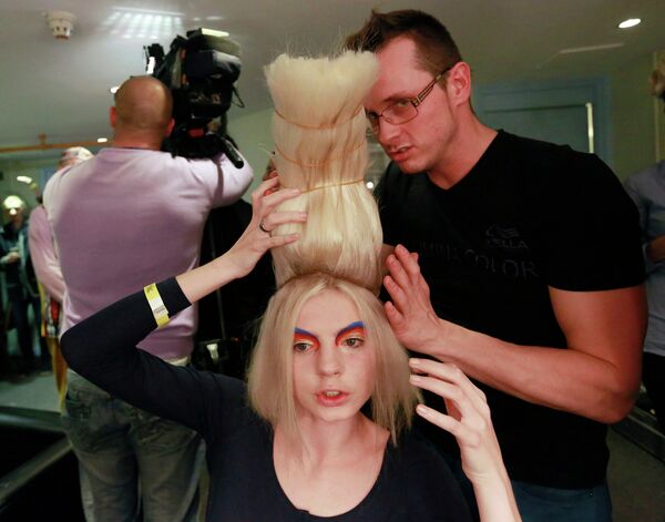 Стилист работает с моделью на шоу Alternative Hair Show в Лондоне