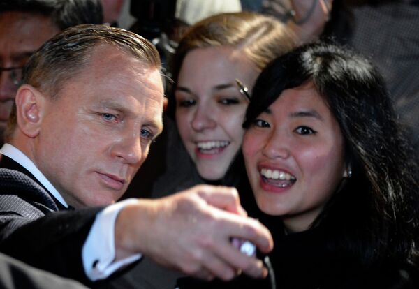Актер Дэниел Крэйг фотографируется с поклонницами во время премьеры фильма 007: Координаты Скайфолл