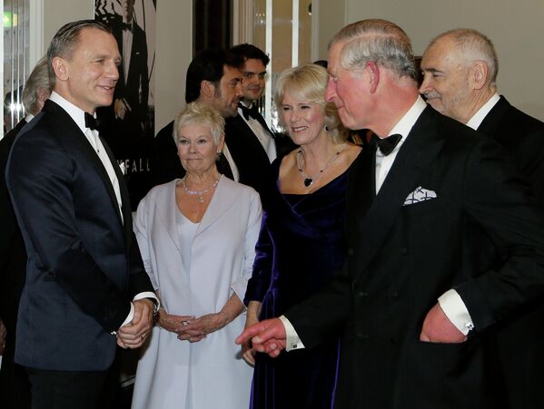 Дэниел Крэйг, Джуди Денч и принц Уэльский Чарльз с супругой Камиллой на премьере фильма 007: Координаты Скайфолл