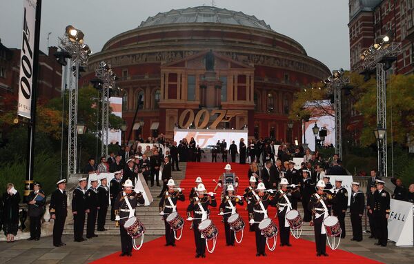 Выступление британских военных перед премьерой фильма 007: Координаты Скайфолл у здания Королевского Альберт-Холла в Лондоне