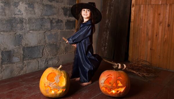 Девочка в костюме ведьмы на Хэллоуин. Архивное фото