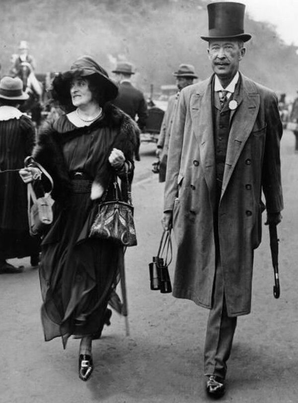 Леди и лорд Карнарвон на скачках в июне 1921 г.