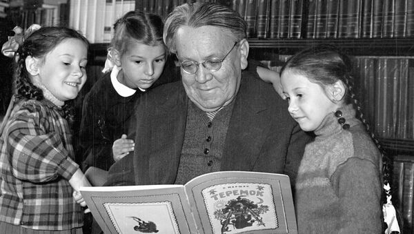 Самуил Маршак читает детям книжку Теремок. Архивное фото