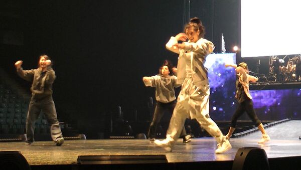 Танцы в стиле Джексона и гигантские туфли на репетиции шоу Cirque du Soleil