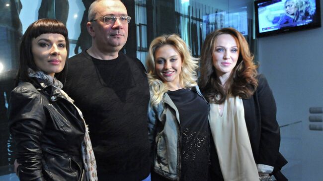 Солистки группы ВИА Гра Надежда Мейхер (Грановская) (слева), Ева Бушмина (вторая справа), Альбина Джанабаева (справа) и продюсер группы, композитор и поэт Константин Меладзе, архивное фото