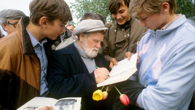 Писатель Василий Белов раздает автографы