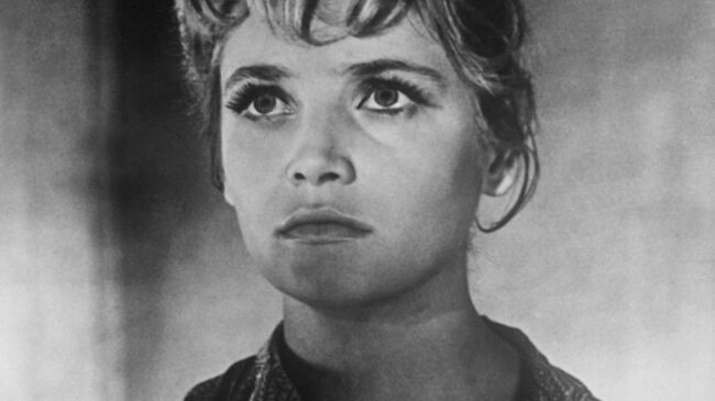 Актриса Наталья Кустинская в кадре из кинофильма Годы девичьи Актриса Наталья Кустинская в кадре из кинофильма Годы девичьи