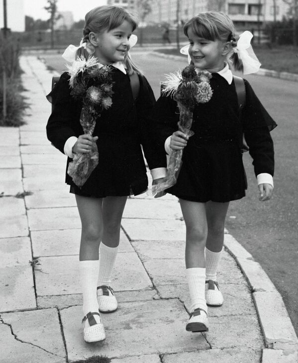 Сёстры-двойняшки идут в школу