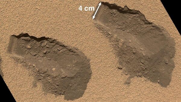 Следы, оставленные грунтозаборным устройством марсохода Curiosity