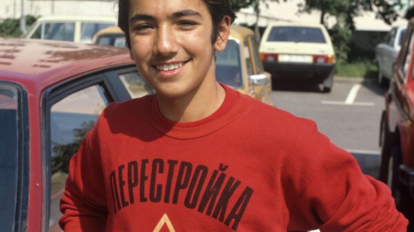 Юноша в футболке с надписью Перестройка СССР