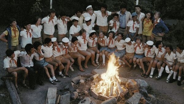Дети из всесоюзного пионерского лагеря «Артек» поют песни у костра, архивное фото